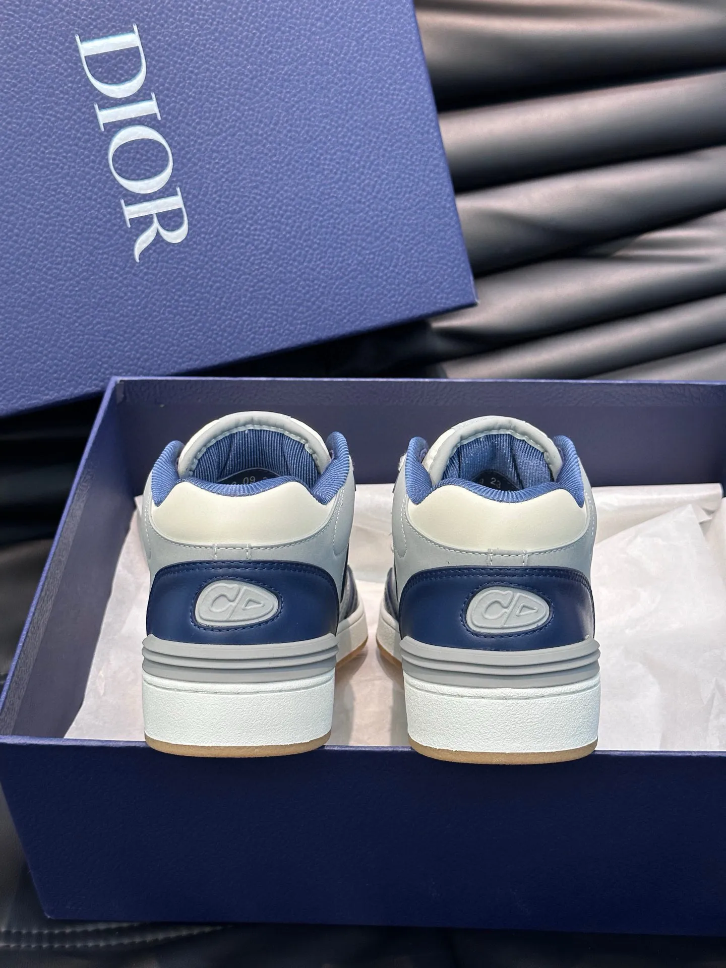 Ex-factory price: 440💰DIOB57 mid-top sneakers are shipped. This B57 mid-top sneaker is a new product in the 2024 spring men's wear series. It reinterprets the basketball shoe design and has become a classic item of Dior. Mid-top lace-up style crafted from color-blocked cow leather with contrasting suede and a CD logo displayed on the side. The tongue is decorated with the Dior B57 logo, and various distinctive details enhance the style. The CD logo eyelet details, upper stitching and rubber panels highlight the dynamic charm of its sports style. With two-color rubber sole, mesh fabric lining and cotton lining for foot padding, the upper foot is comfortable and breathable. Can be paired with a variety of clothing to create a sophisticated look. Code 38-44, (45 can be customized)